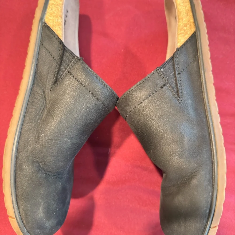 L.L. Bean woman’s Black Leather Slip-On Shoes size 9 - Picture 4 of 8